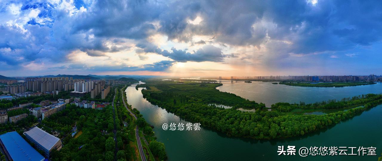 晚七时的襄阳，恰逢台风巴威外围气流带来了一场急雨，十五分钟左右的阵雨匆匆掠过街巷