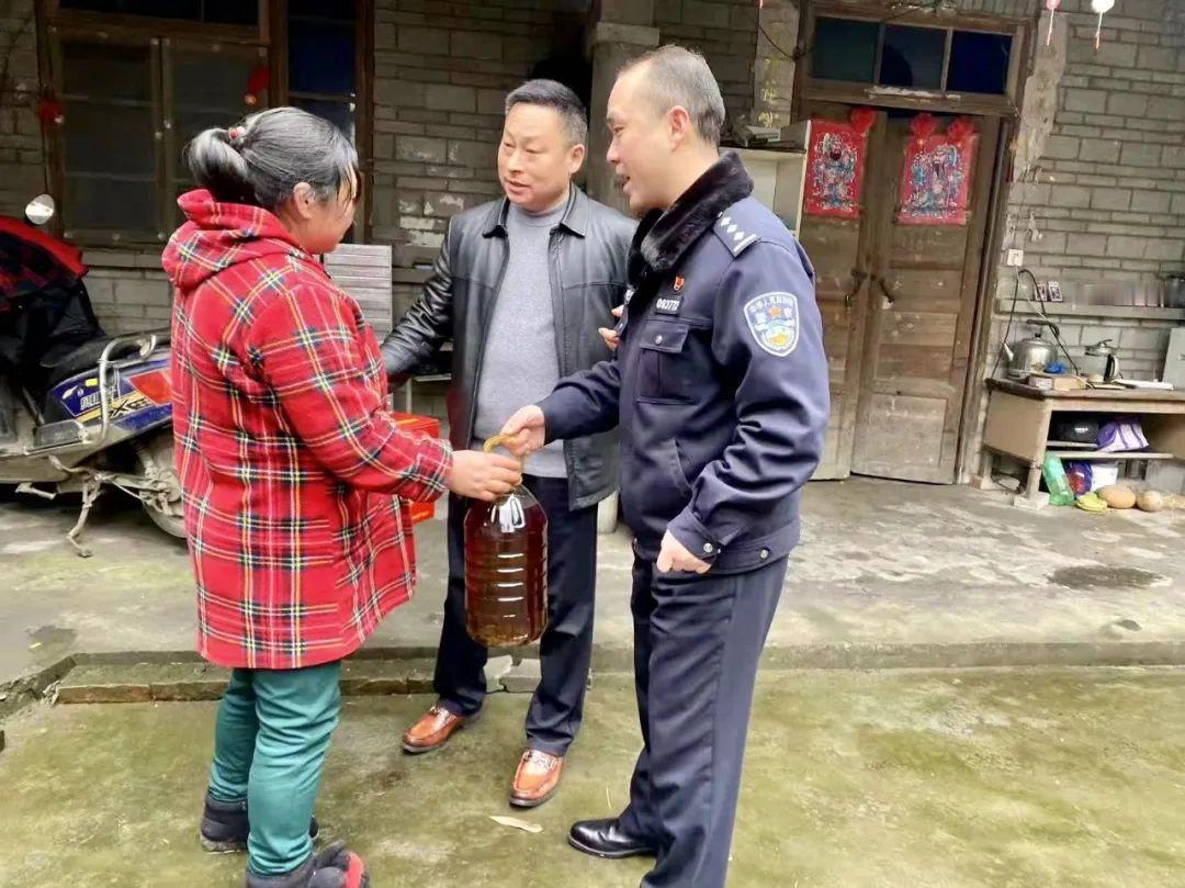2011年，一名瘫痪多年的民警坐在轮椅上在家中看电视，突然，他神情激动，指着电视