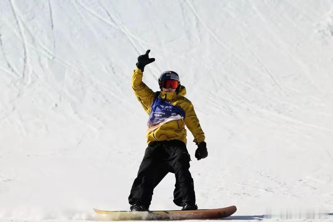 苏翊鸣说这个冠军等同于一切 苏翊鸣夺得赛季首个冠军，另一名中国选手葛春宇G亚军，