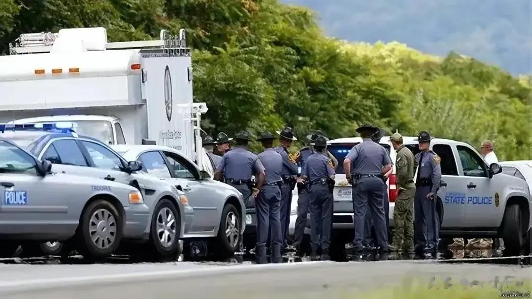 突发，美国飞机闯入华盛顿禁区，遭美F-16战机拦截后坠毁。
美国人真的是风声鹤唳