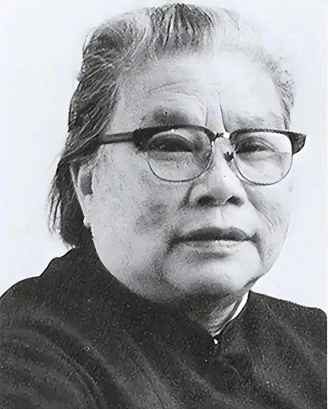 1992年，北京某医院的病床上，一位81岁的老人已奄奄一息。家人俯身问她：有什么