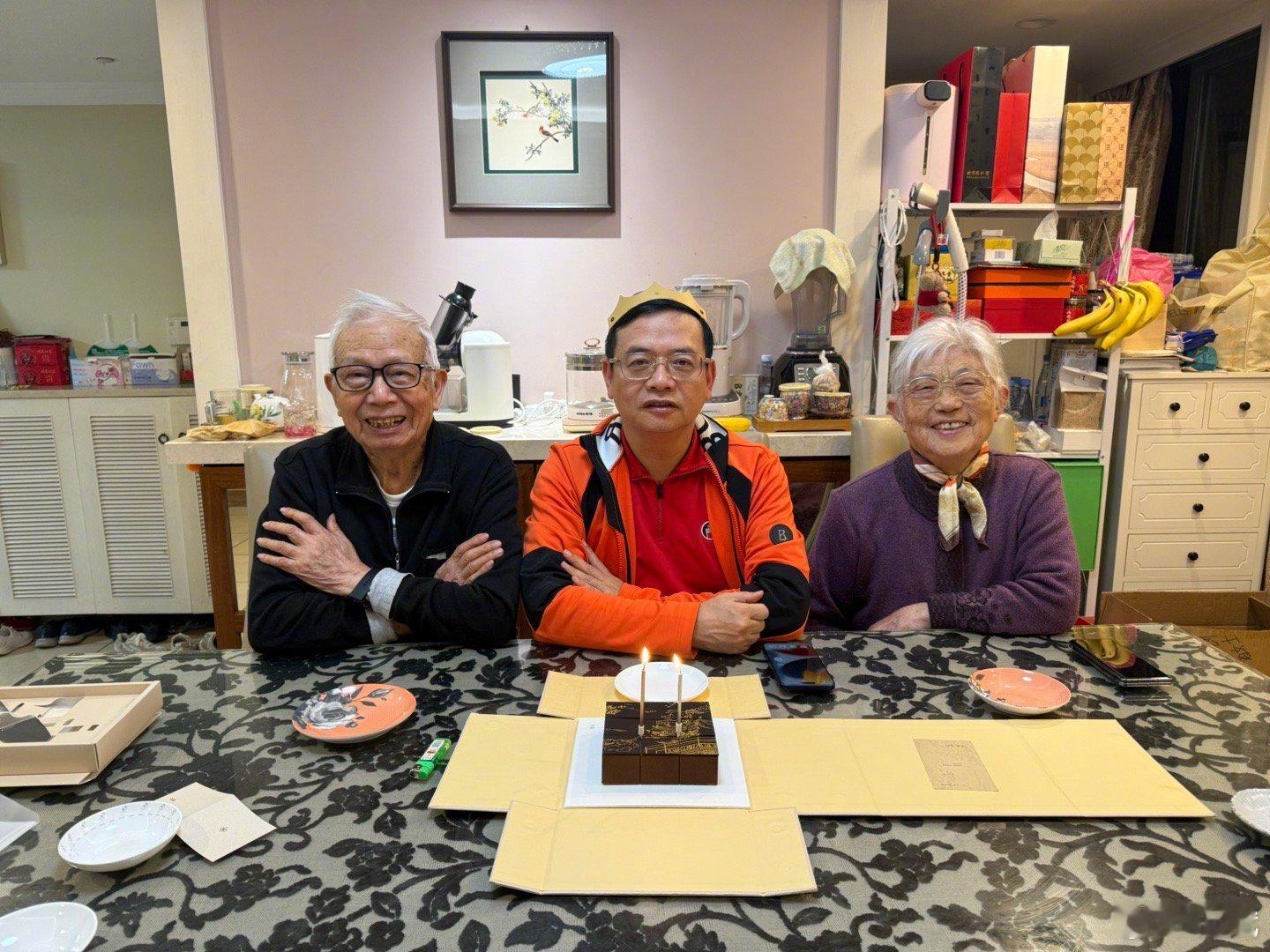 穿越记忆的河流 因明天要出差，今天提前和岳父岳母一起过59岁生日，桌上的蛋糕、跳