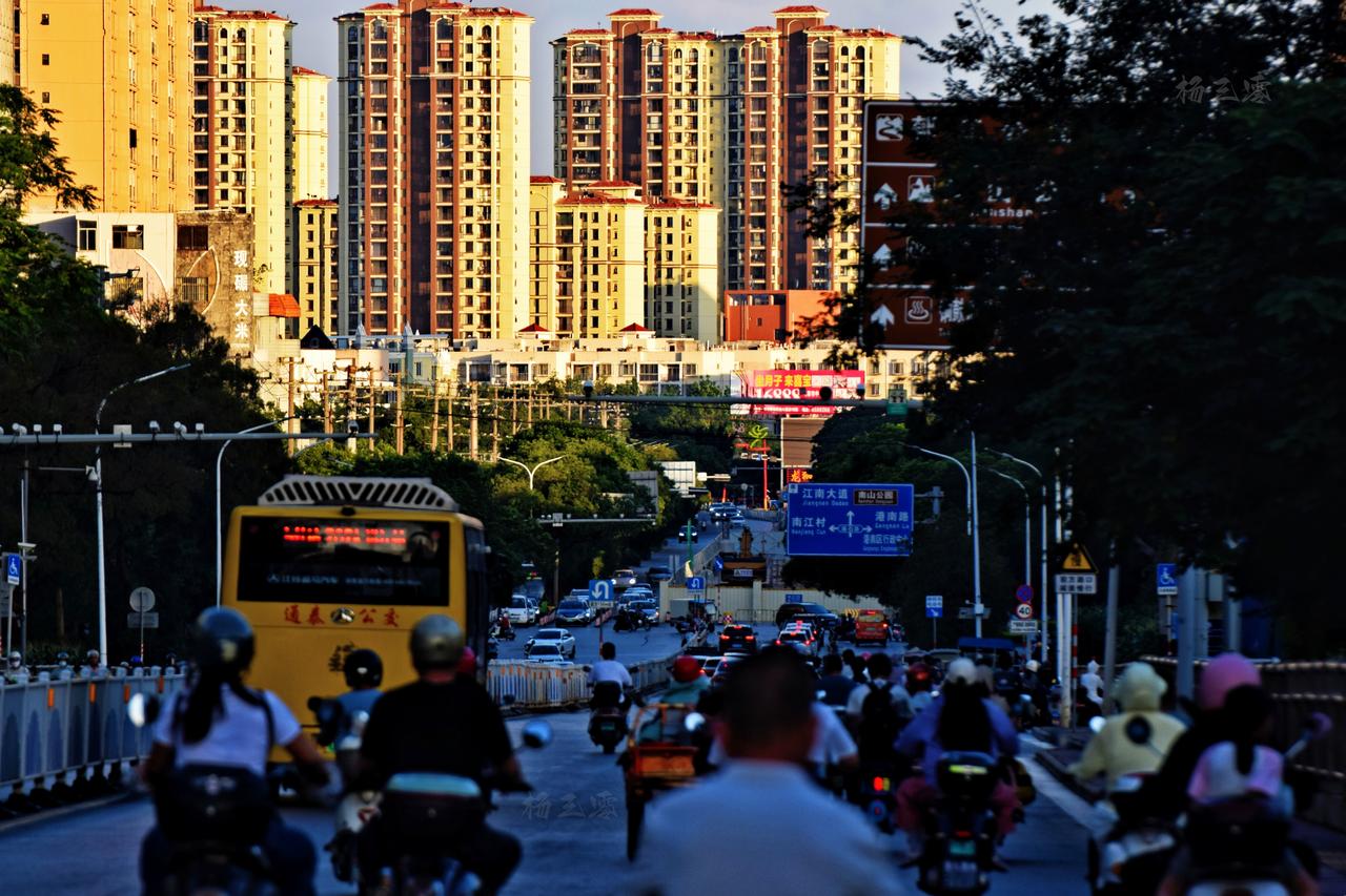 落日下的贵港，沉浸在温柔的橘色里……离开贵港的你，想家了吗？