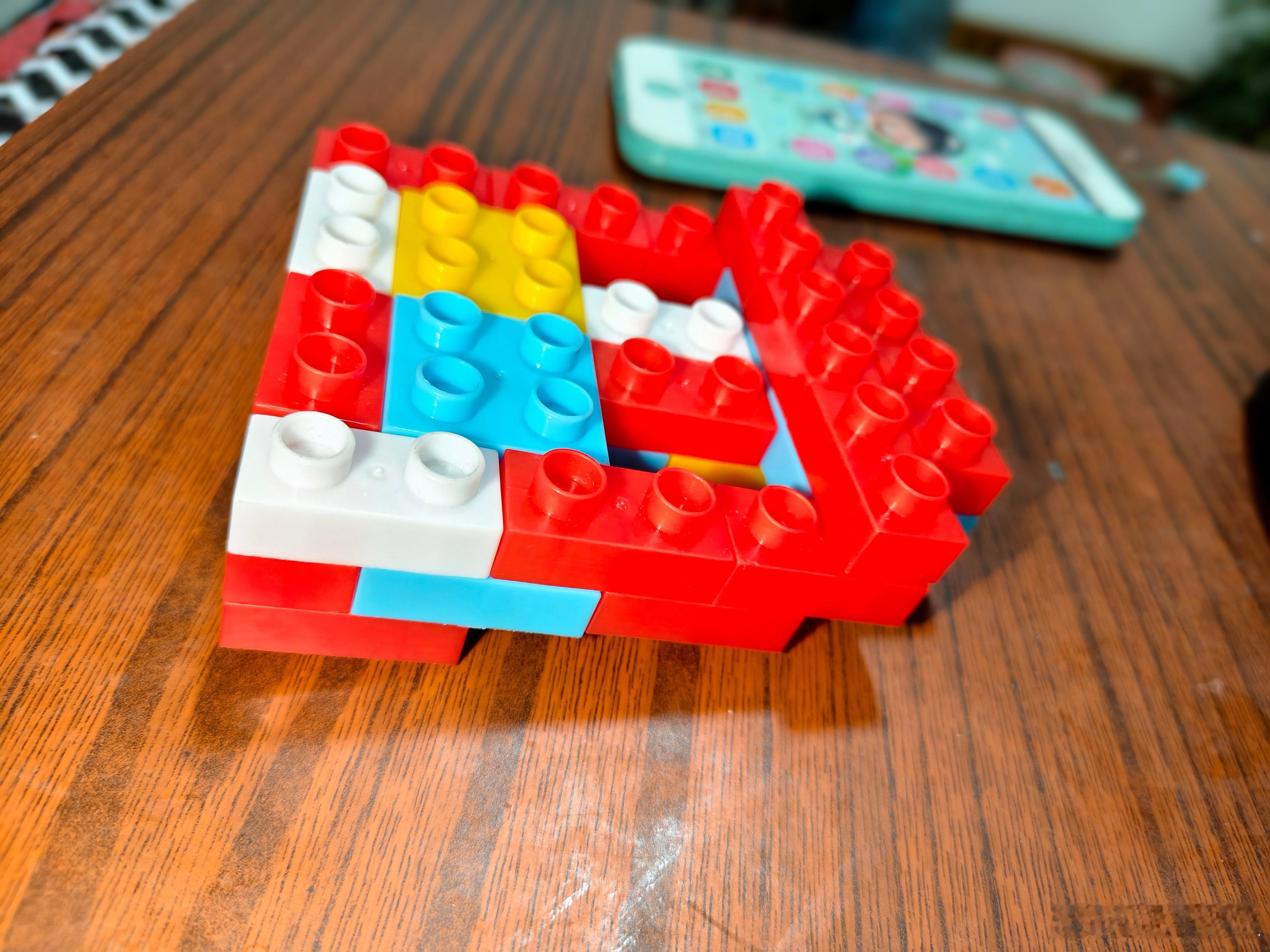 孩子又有了新的作品小杨同学跟我说让我给他拍一张一张怎么能够呢咱们拍两张他说这是奥