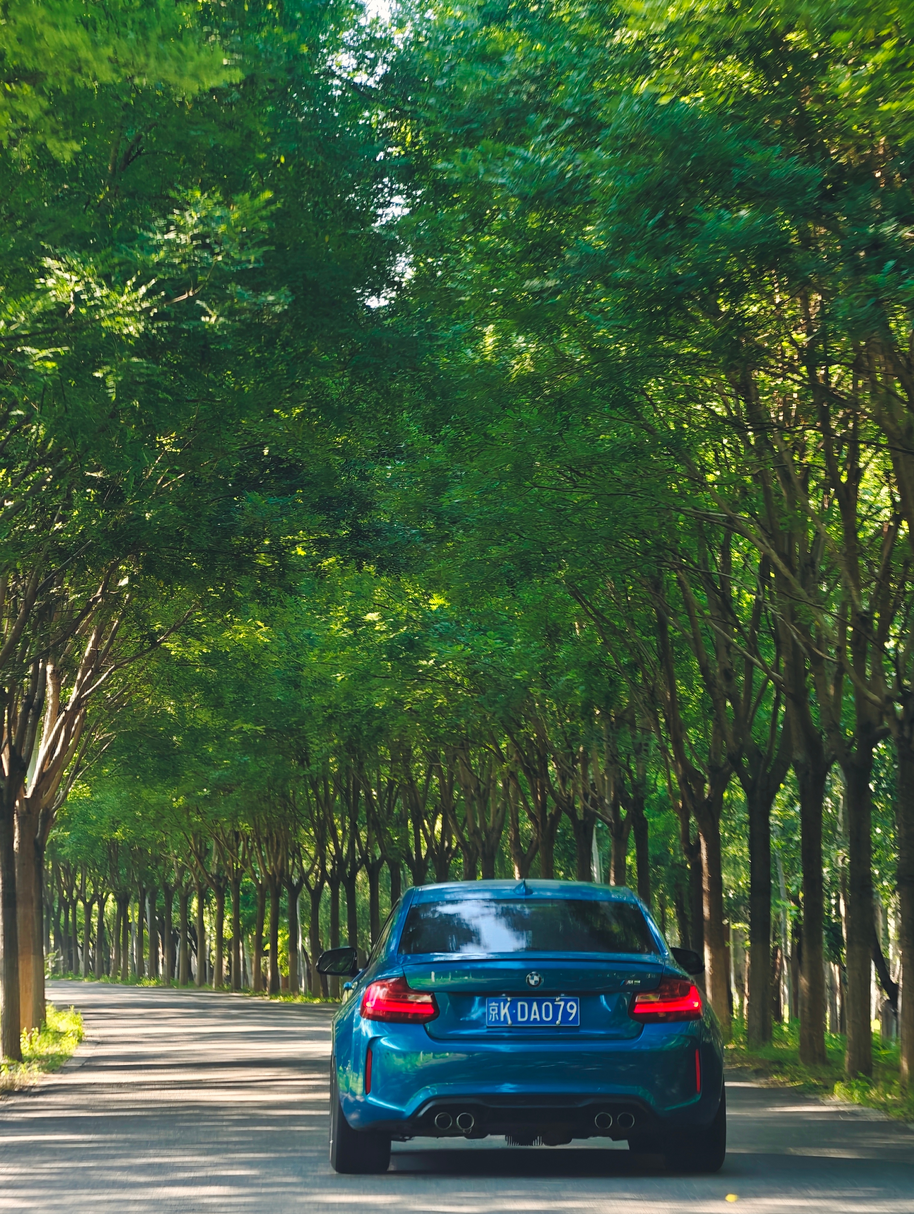 跟一台 F87 M2 同路，你敢信这是 10 年前的设计？老旧燃油车 北京