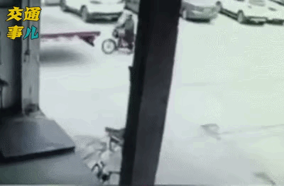 超长平板车，大型车倒车，必须多注意后方情况，缓慢车速，统一安装倒车影像！视频里的