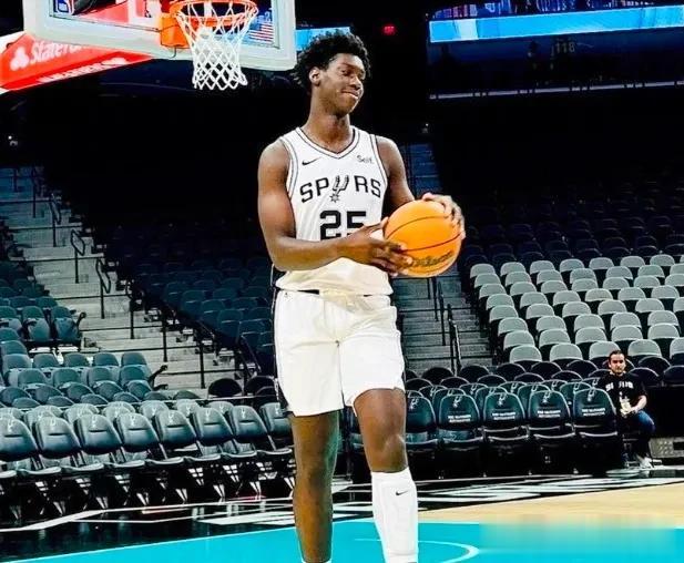 北京时间7月28日NBA马刺队官方宣布:与2023年44号新秀球员西迪.西索科签