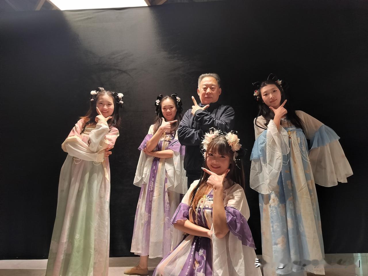 的舞者们合影全网热点共创计划 ​​​