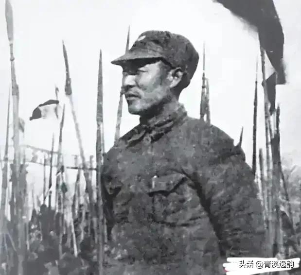 1943年，苏北伪军icon排长谷德培，搜剿时撞见困于厕所的新四军，抬手朝天连开