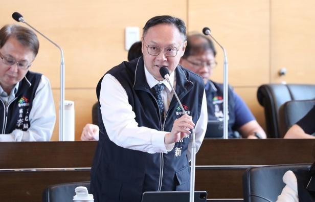 国民党副主席季麟连关于要开除韩国瑜党籍的言论引起了巨大的风波，台中市副市长郑照新