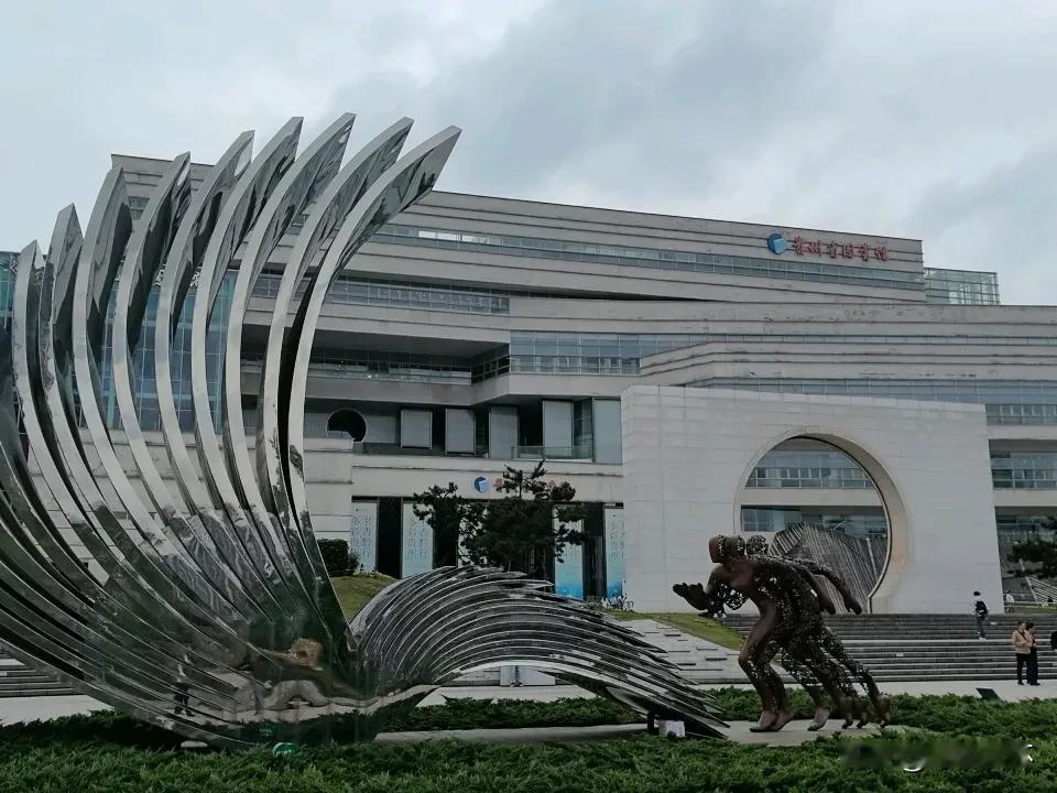 此时，站在省图书馆的外面，书香黔行，此行有光。