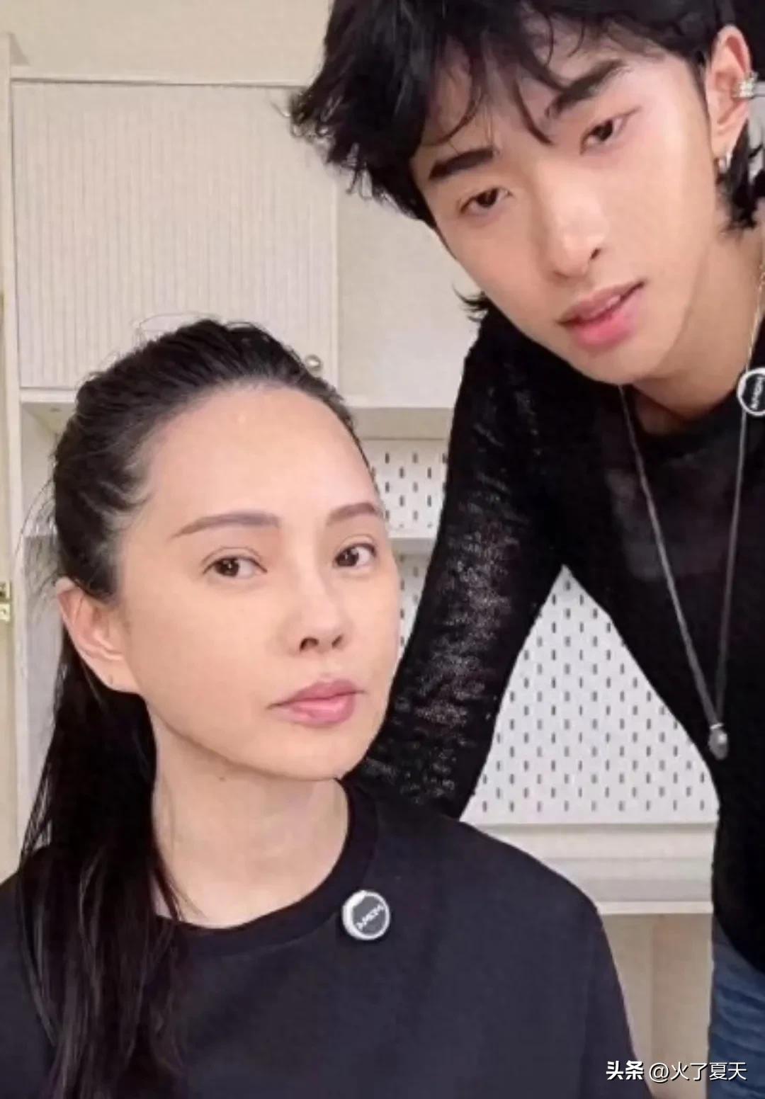 伊能静儿子给妈妈化妆，让她从50多岁变成少女，对新妆容赞不绝口 ​
