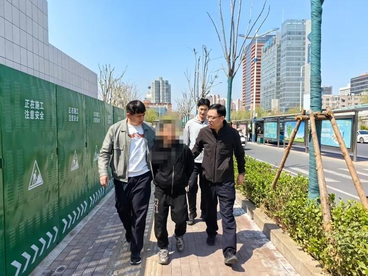 男子凌晨“顺手牵摩托”，警方三小时火速擒贼！4月7日早上7点30分，济南市公安局