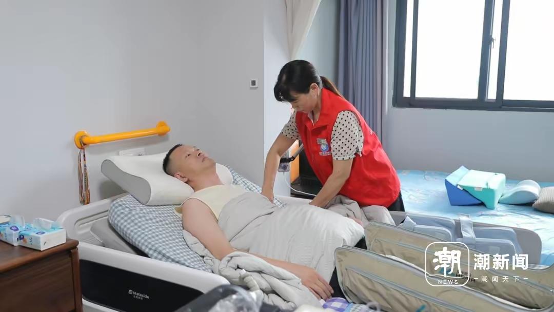 浙江42岁男子童炼杰发生意外全身瘫痪，四肢不受控制，与之前身强力壮的形象形成反差