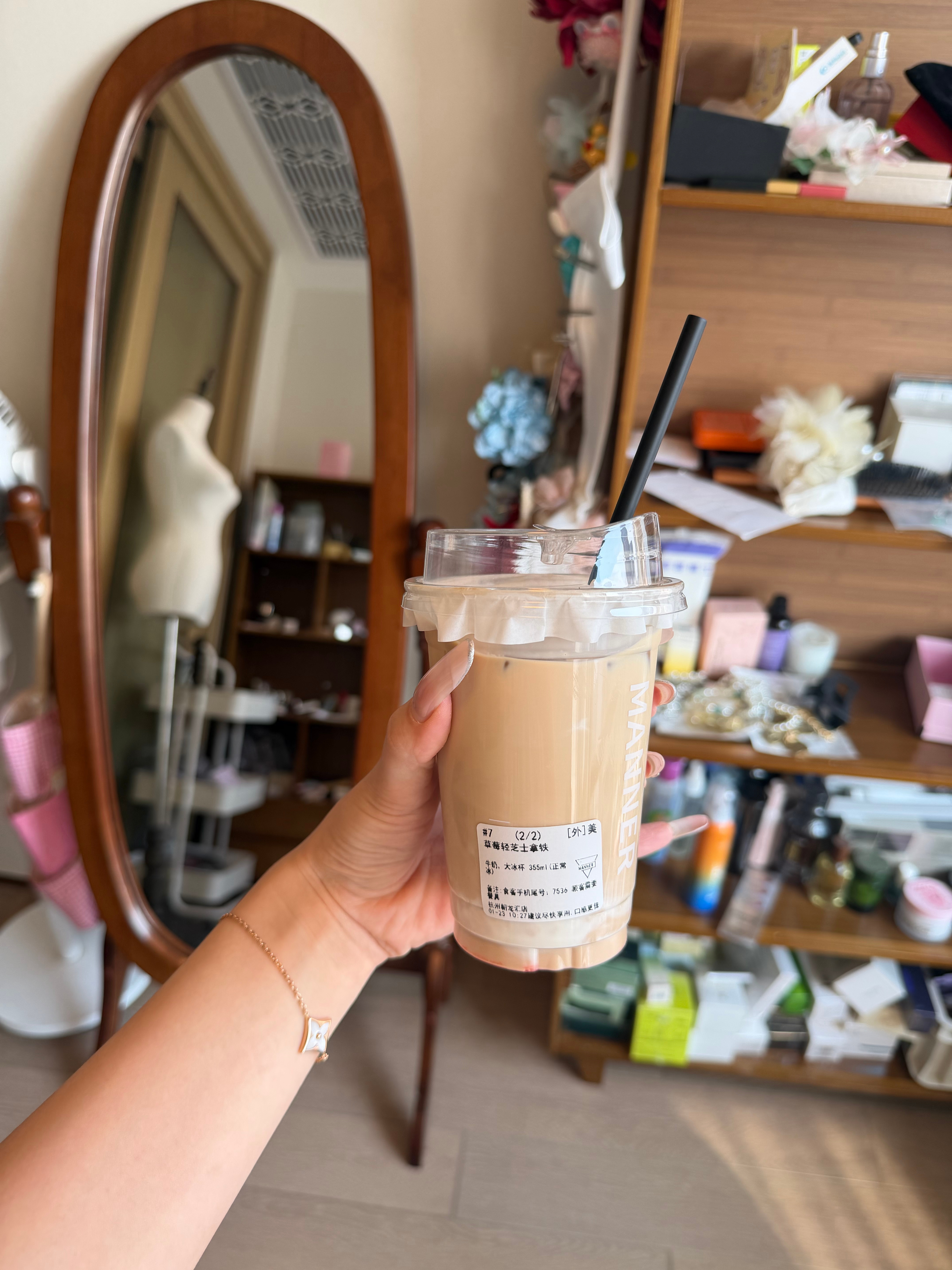 昨天刷微博刷到肥子点了这个草莓轻芝士拿铁立刻跟风