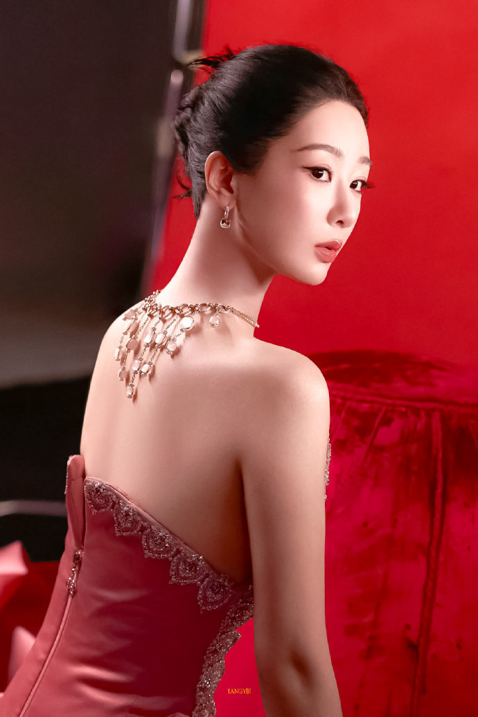 杨紫玉兰花开君再来 💜杨紫董竹君 行至朝雾里，坠入暮云间，与星辉一同为你沉迷 