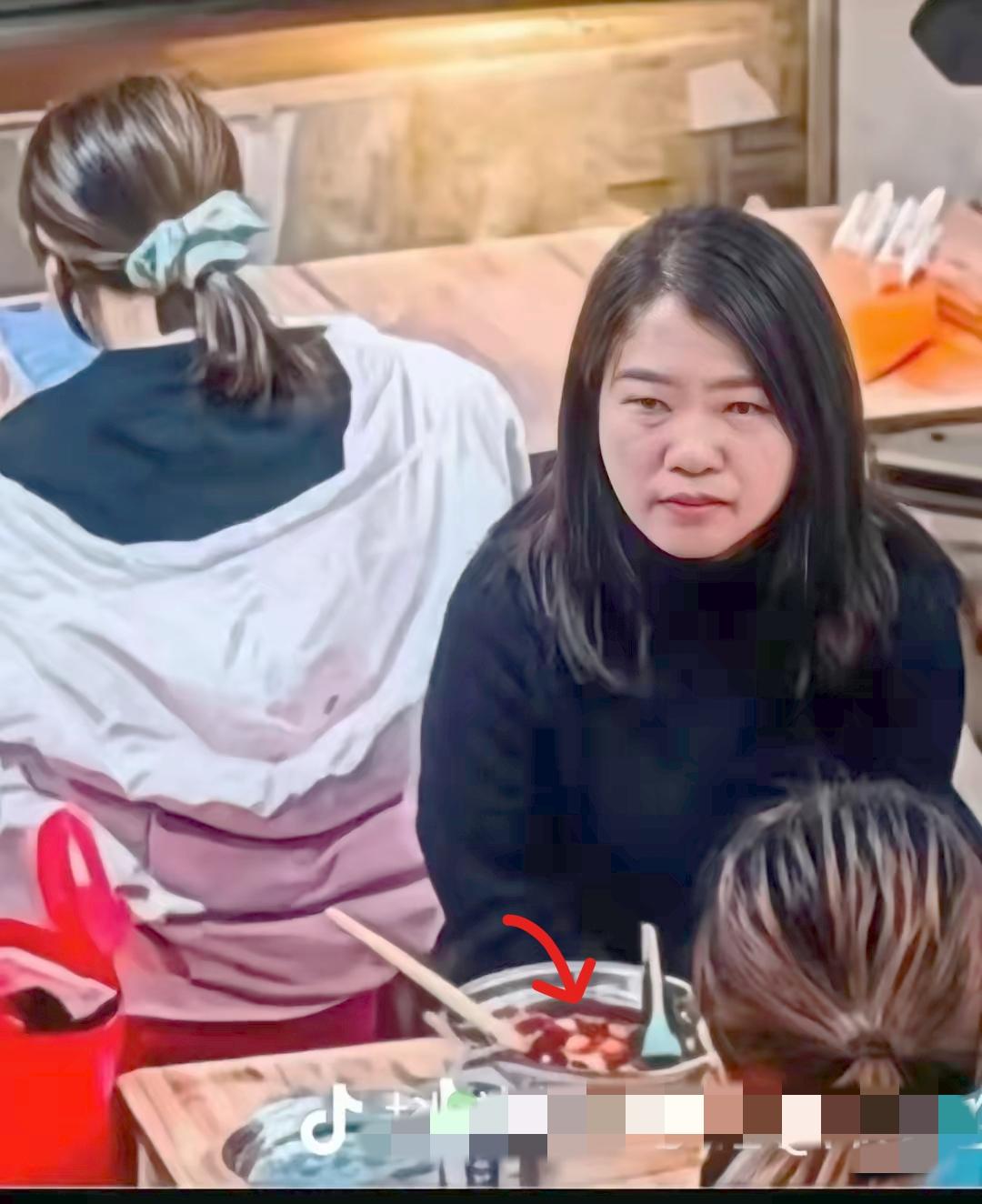 现在全网最难受的人，根本不是被泼汤的受害者，也不是动手的泼汤女，而是她最无辜的家