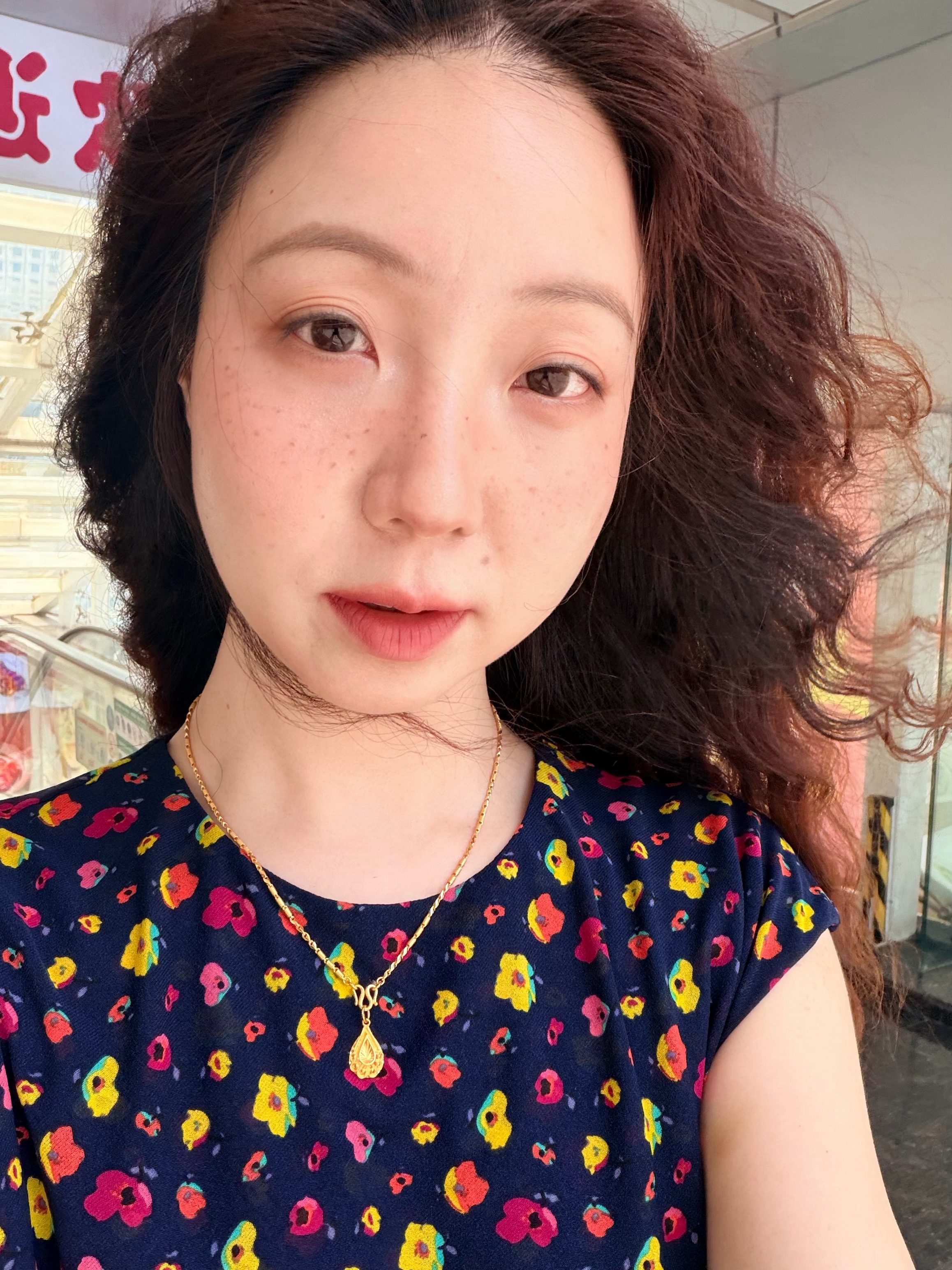 真的好爱这头毛呀，虽然已经长出来好多，亚裔卷在我头上变成女巫卷～哈哈哈～ 姐姐我