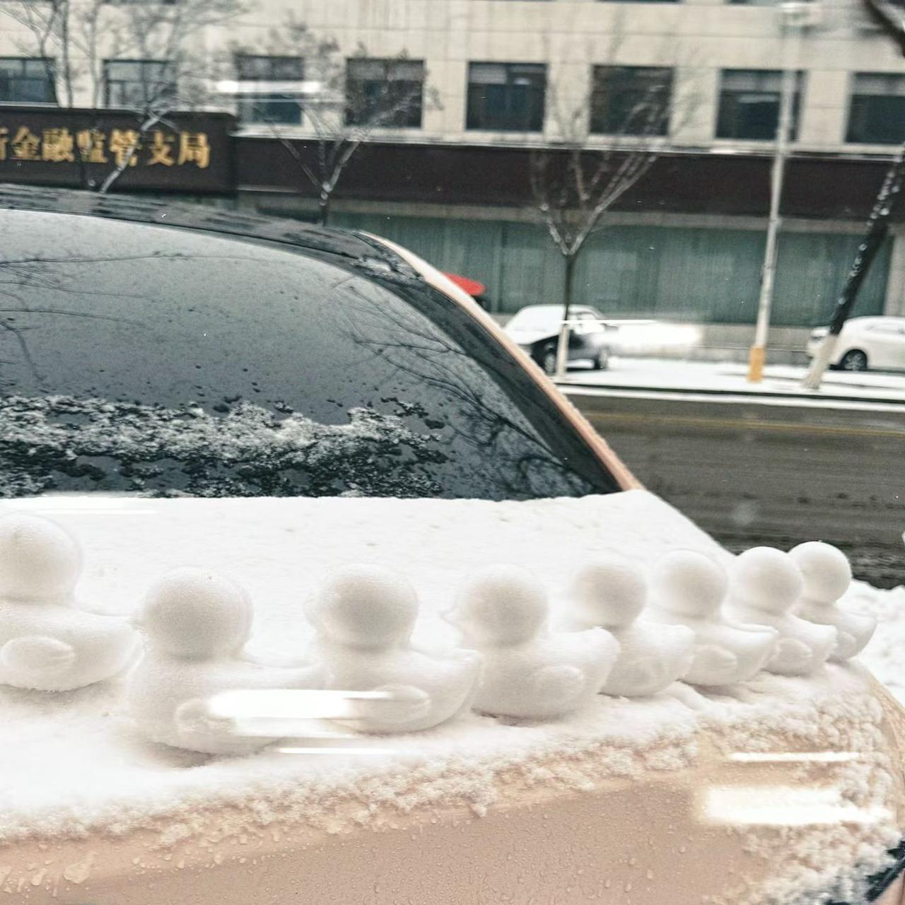 雪人排队，可爱又有趣！🌨️🎄🚗