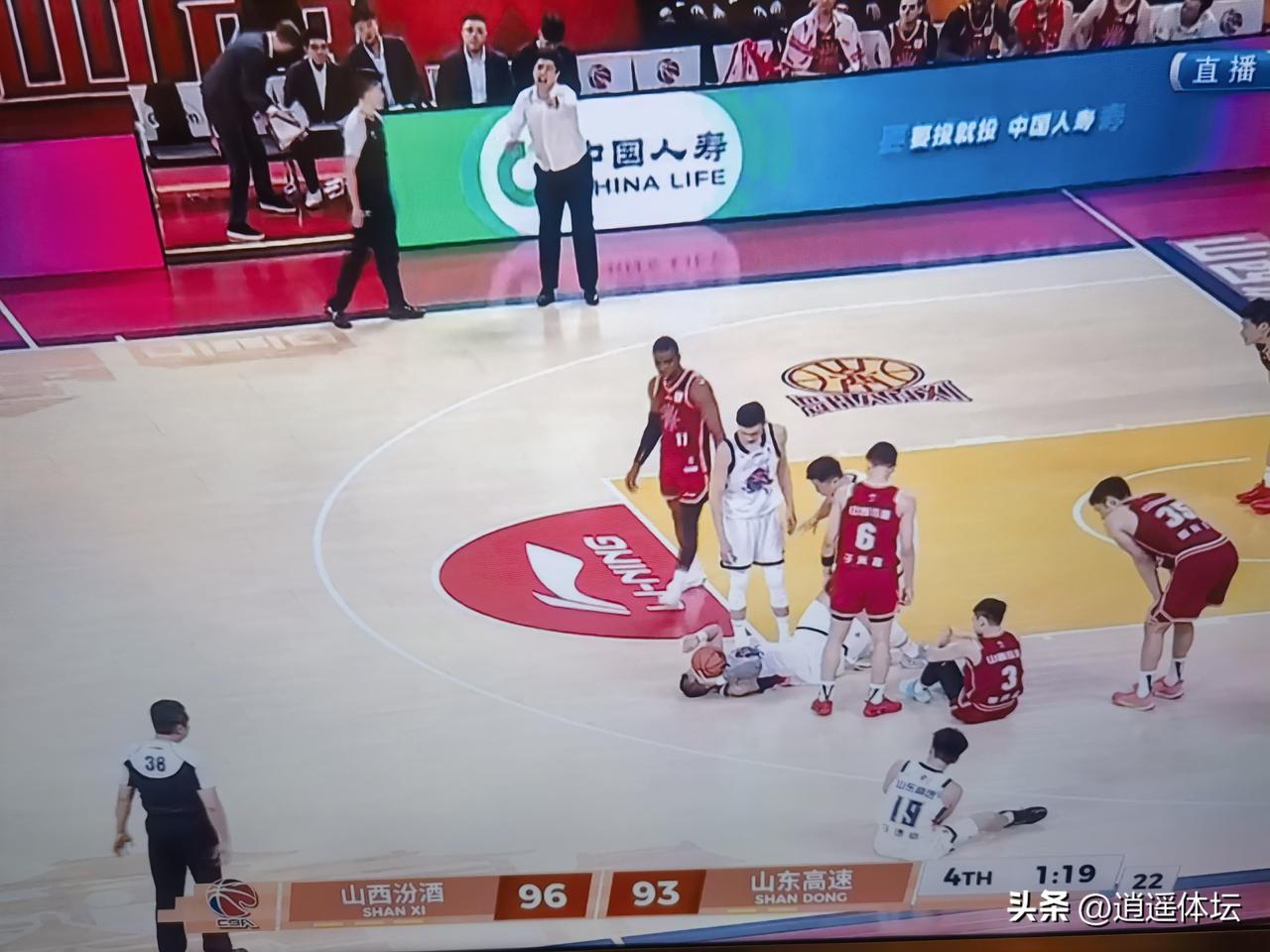 山西汾酒男篮也太不要脸了，裁判在场上明目张胆的吹主场哨！
      体毛犯规就