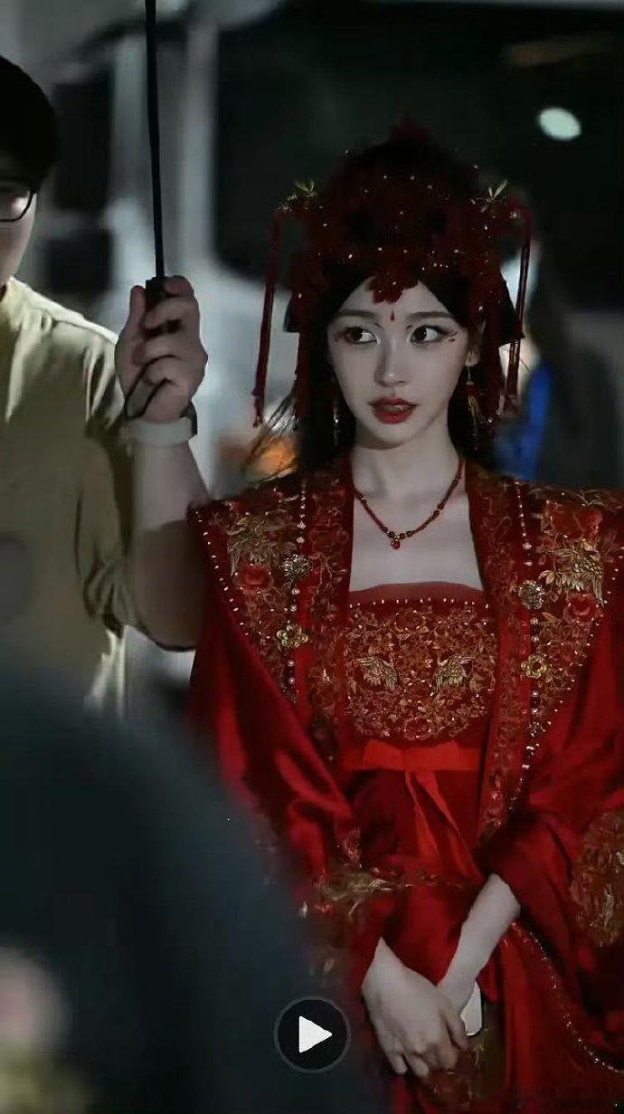 易梦玲婚服路透 易梦玲婚服路透，好有氛围感的两张[憧憬] 易梦玲婚服造型 ​ ​