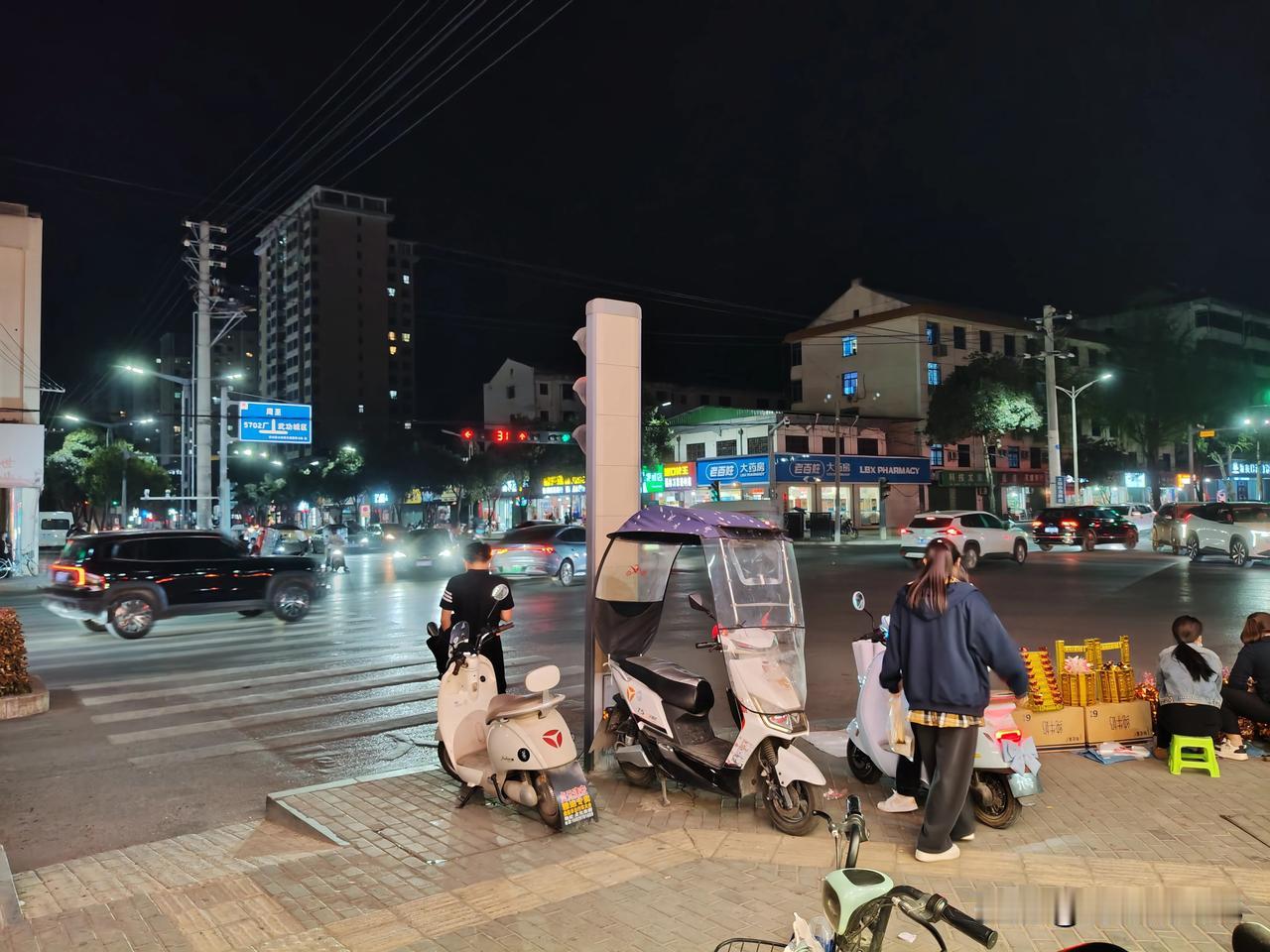 “清明时节雨纷纷，路上行人欲断魂”，杜牧笔下的清明，氤氲着如烟愁绪。细雨纷飞中，