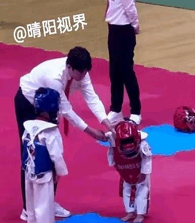 成年人最擅长的武术，其实是跟6岁孩子学的。
你看江苏那场少儿跆拳道赛。
两个小家
