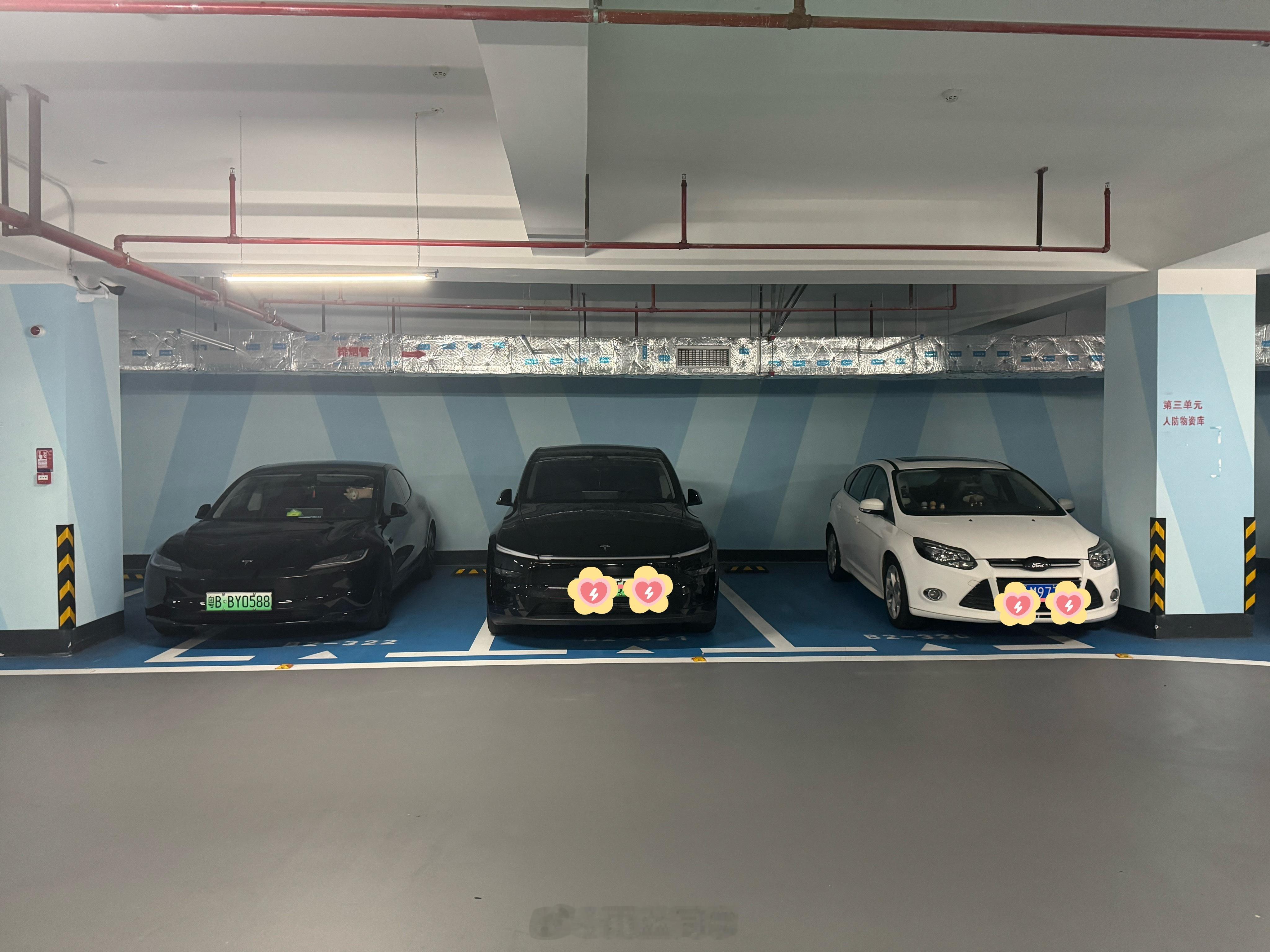哈哈哈哈哈哈，今天出门发现右边大哥也遵守贴边停车的优良美德，做我们的邻居（中间）