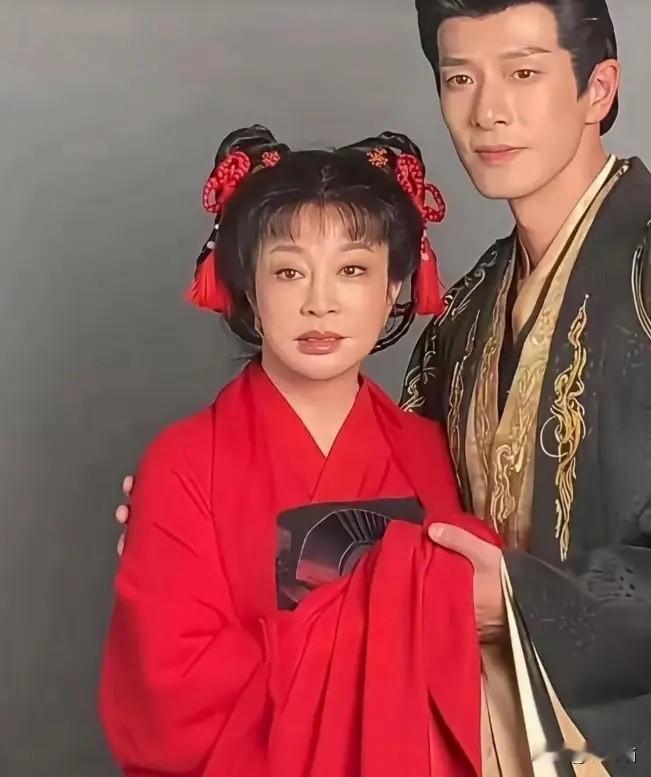 七十五岁扎双马尾喊哥哥，
滤镜糊到鼻梁失踪，
弹幕说这是少女的奶奶在玩角色扮演。