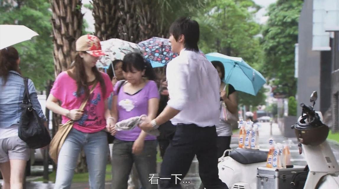 为什么女孩们不为南风瑾停留？
按理来说，南风瑾在剧中设定长得很帅，他去做街推，应