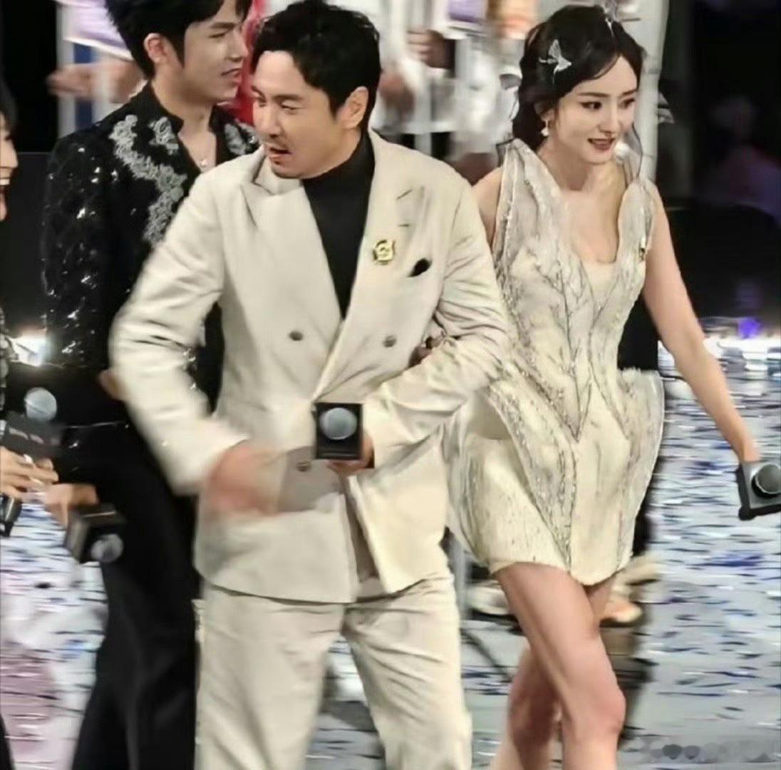 杨幂沈腾真的是欢喜冤家，两人商务同台、活动同台、宣传节目同台，合作甚多，目前就缺