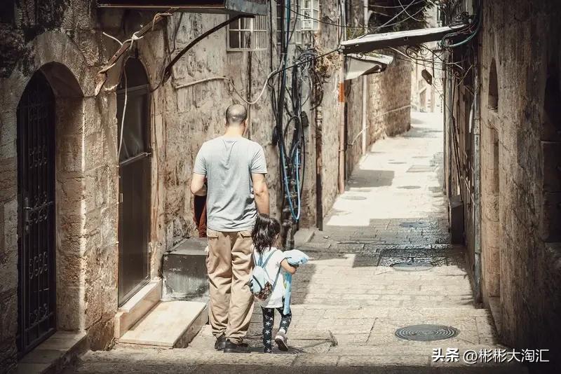 以色列人的民族性格挺鲜明的。他们特别坚韧，历经多次战争和冲突，却始终顽强生存。比