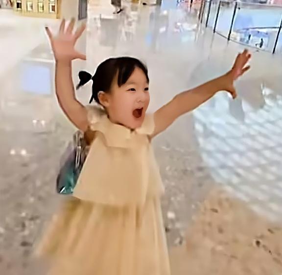 黄一鸣在免税店给女儿闪闪买了个她喜欢的包包，闪闪拿着包就走出了国际超模的范儿，她