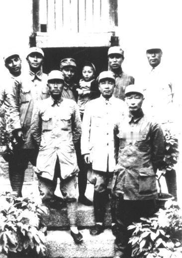 1940年晋察冀部分干部合影。前排聂荣臻，二排左一为邓华，后排右一为聂鹤亭、右二