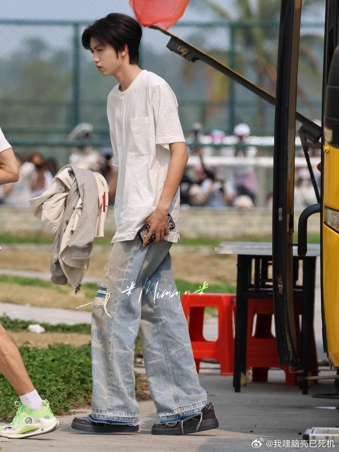 张桂源白T清爽男高张桂源好长 张桂源好长，张桂源白T清爽男高上线，谁懂一下这个张