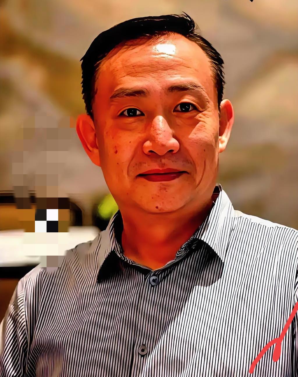 有人想把我们喝的水、用的电、上的网，打包卖给资本。
还生怕我们看懂，特地用英文写