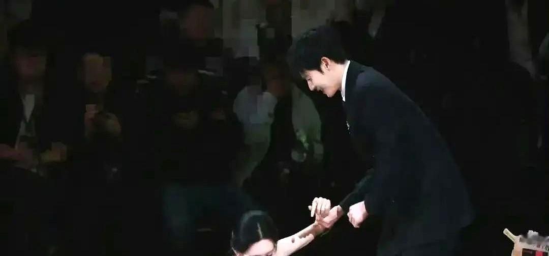 偏偏她这个单手撑地的姿势，被解读成了“算计流量”的绝招。

孟子义因为高跟鞋摔倒