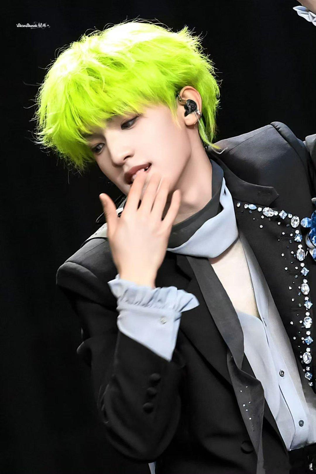 张泽禹solo舞台设计 他把整片深海搬上舞台，鲸鱼游弋，歌声穿透。每一帧都像精心