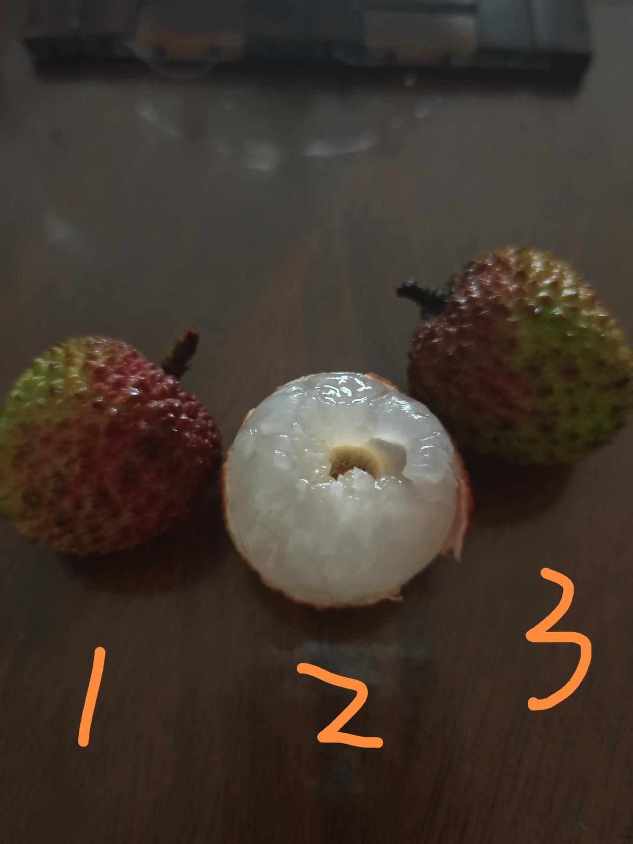 下午出去逛了一下，发现今年荔枝开始上市了，有两个品种，妃子笑和白糖罂，都是一样的