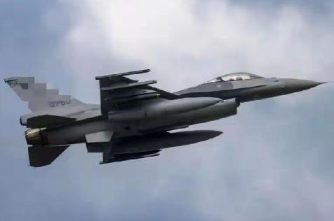 台海有情况！台军一架F-16战机6日晚19时29分突然从雷达上消失。飞行员辛柏毅