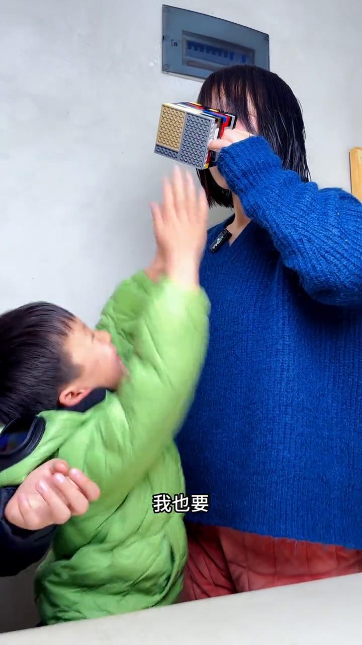 hey，一个咖啡杯，我们来做一杯特制的咖啡。help me，搅拌均匀。好香，我也
