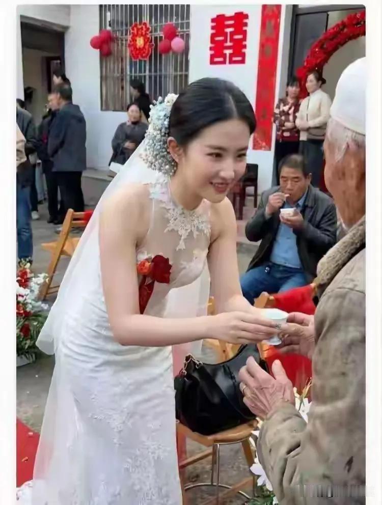 此女孩的五官好像刘亦菲，其实不是！是一个普通乡村人的婚礼！