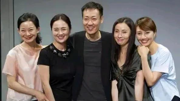 《辛柏青的两秒停顿：争议的焦点》

辛柏青4月被问朱媛媛时的两秒停顿引发争议。有