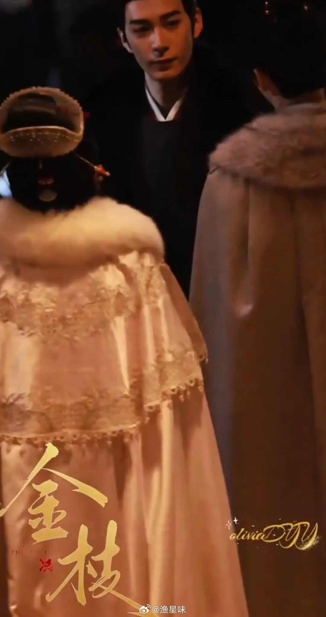 看了看古装权谋还是得这种高大威猛的身材啊，不然这个大长袍子大毛领子换个人都撑不起