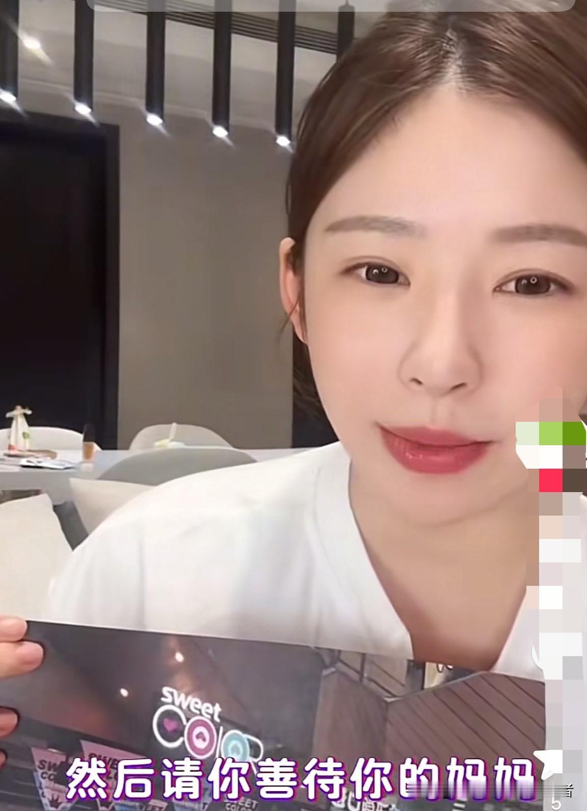 黄一鸣昨晚在直播间提及，她妈妈时常发微信质疑她不配为人母，算不上一个好妈妈，于是