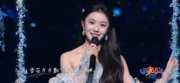 刘浩存在雾凇间唱歌 雾凇作景，白雪为伴，刘浩存一开口就把冬天唱成了童话，干净又治