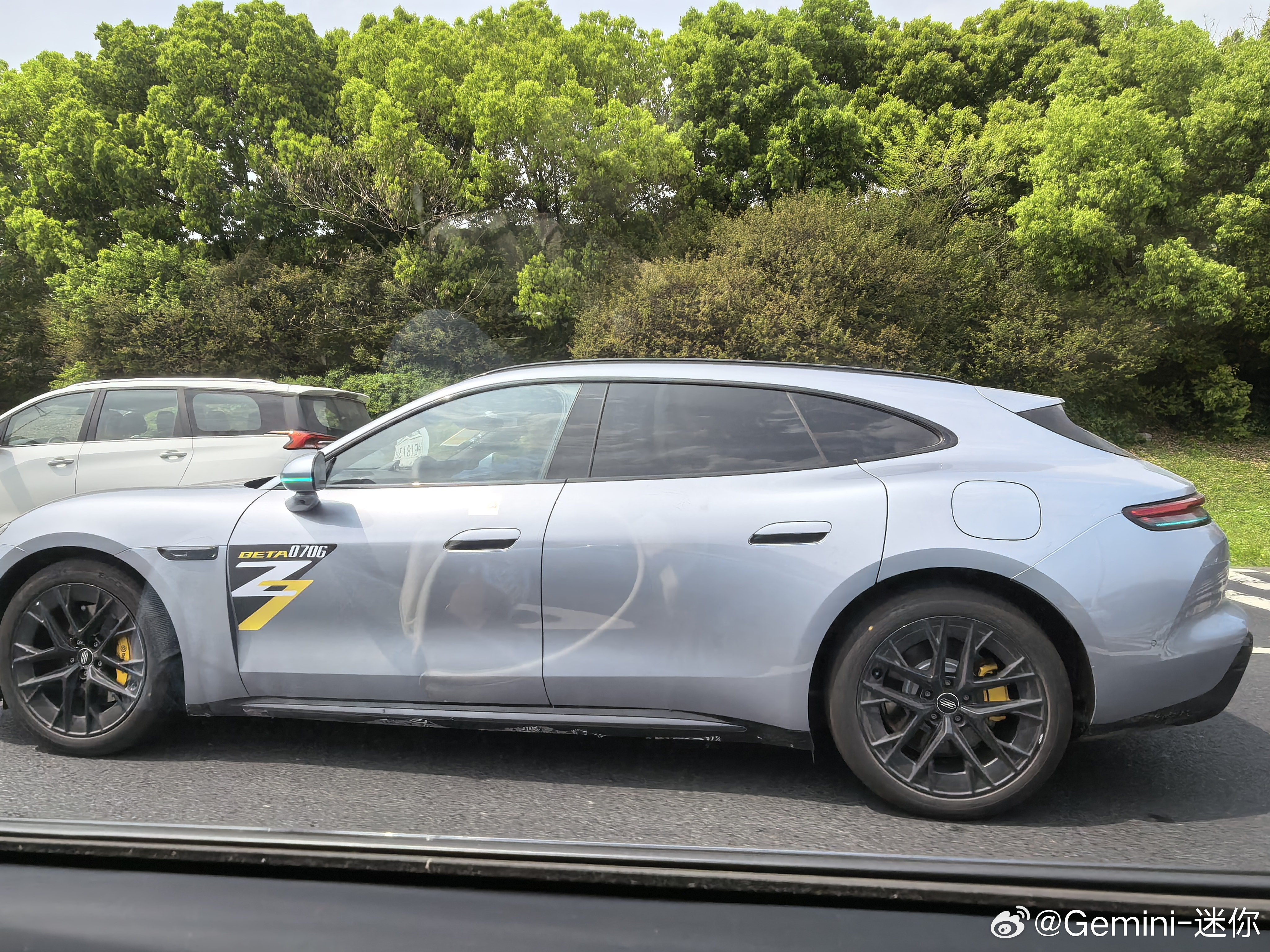 说实话，第一下没反应过来到底是啥车，车尾除了屁股显得略高，其他方面确实有百万级某