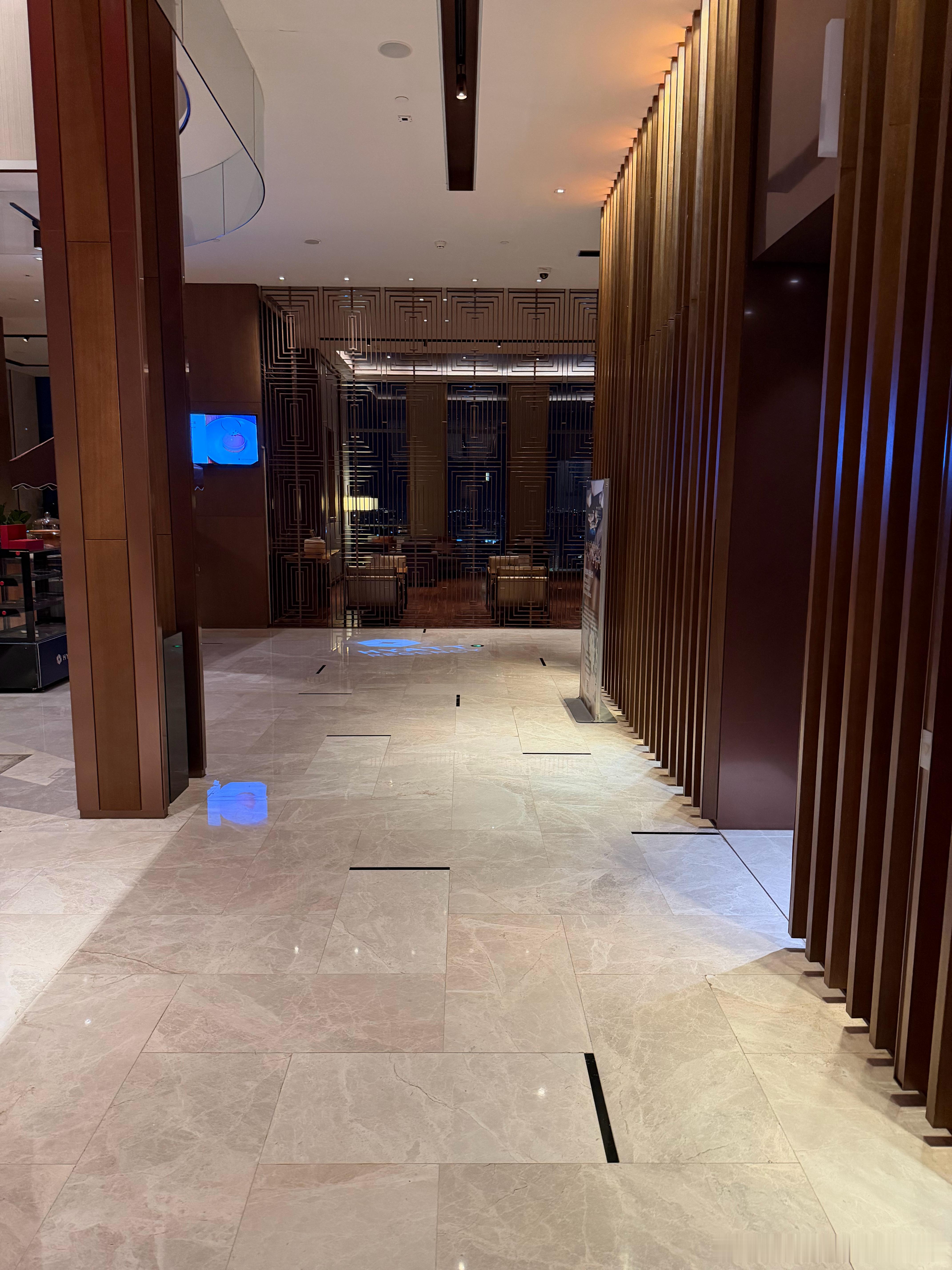 这酒店的电梯实在是太拧巴了...如果你要从地库上来，那么你要先从B1坐到G层平台