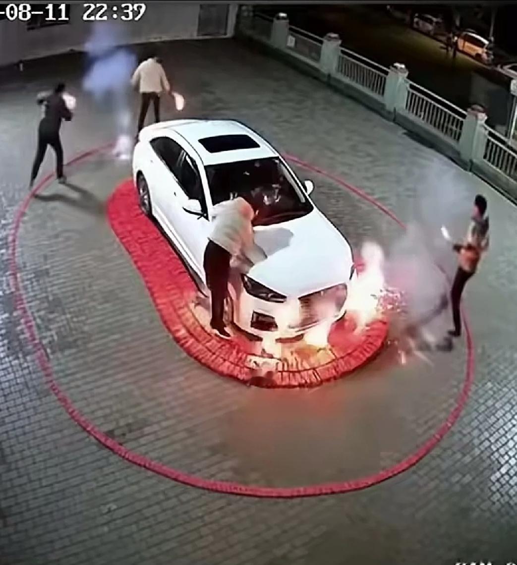 过年居然还有这样过的吗，有点难以自信。 ​​​