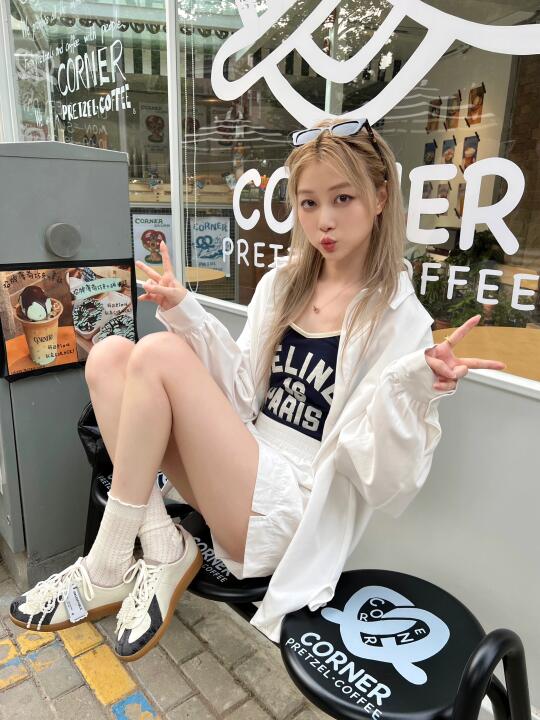 浅春穿搭指南 | 大连这家街角咖啡店好chill